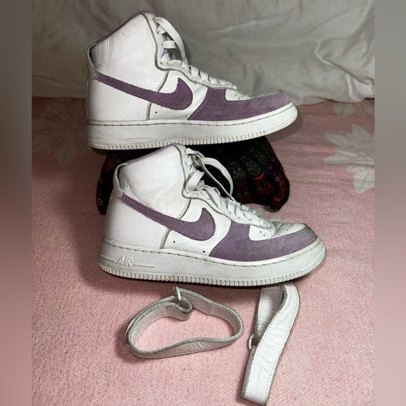 Nike White and Lavender Sneakers - Picture 3 of 8
